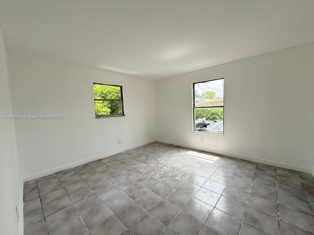 Empty room, Interior