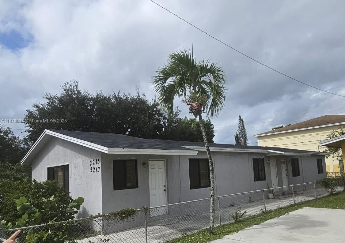 Exterior, Facade, Ranch