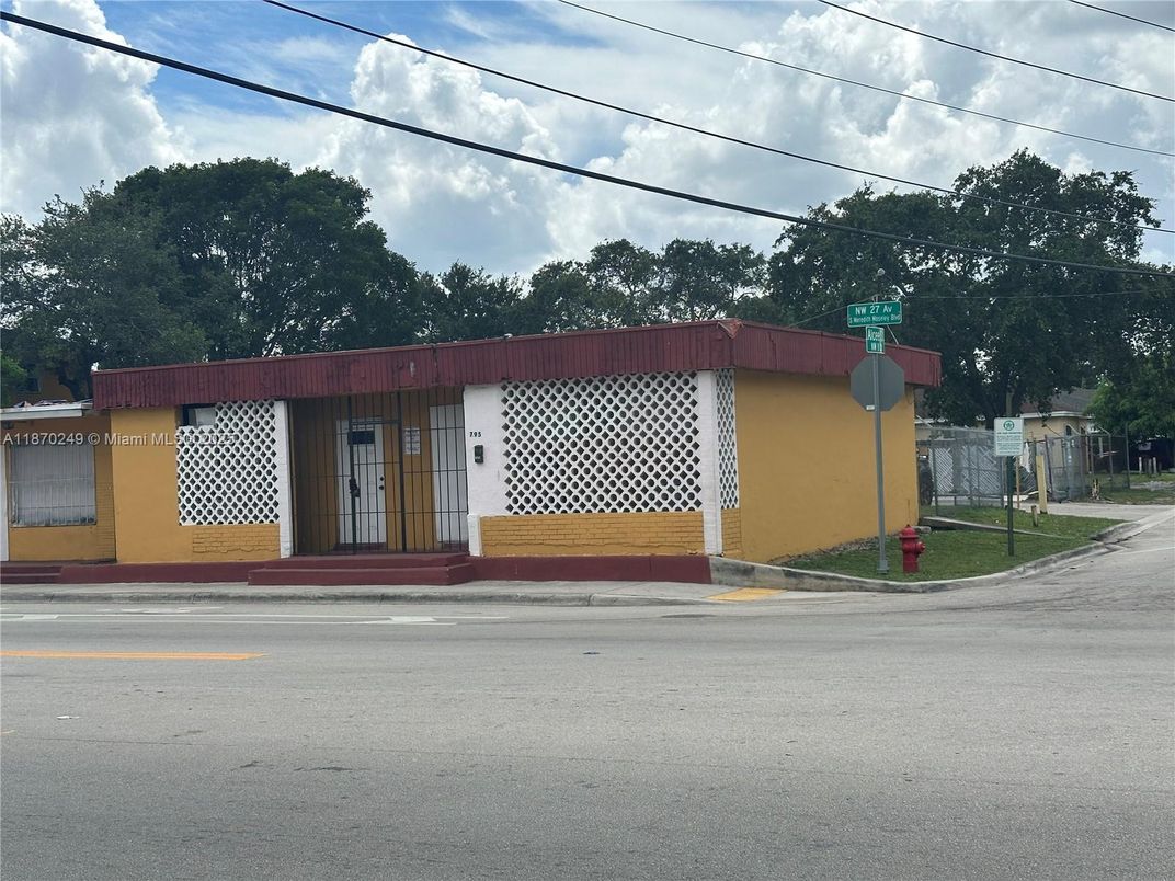 Exterior, Facade, None
