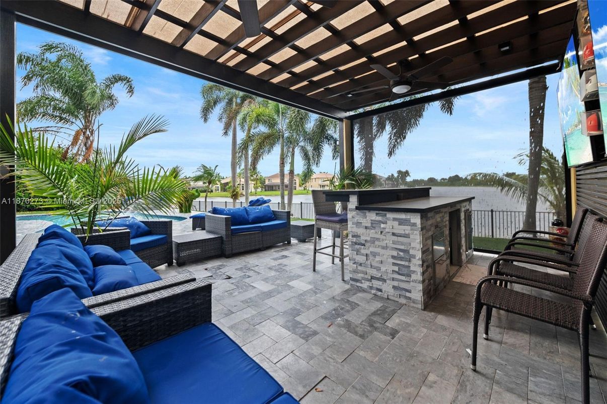 Exterior, Outdoor Kitchen, Water
