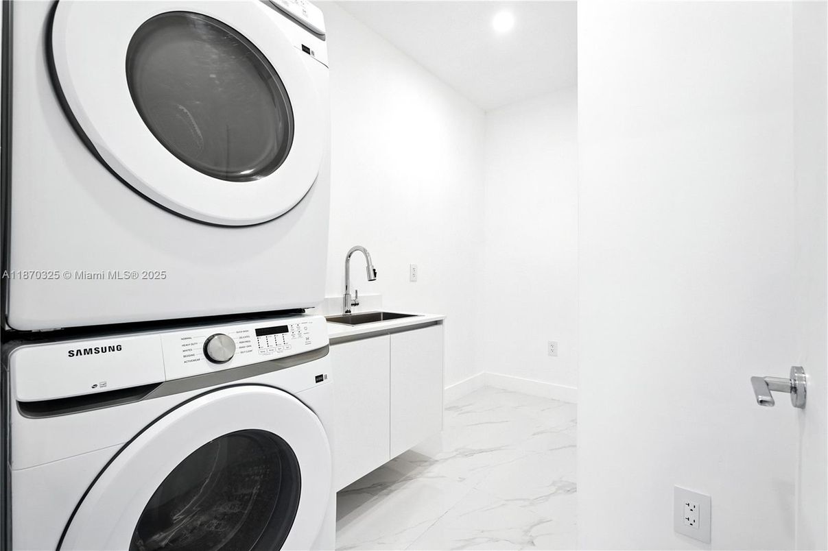 Interior, Marble, Recessed Lighting, Washer
