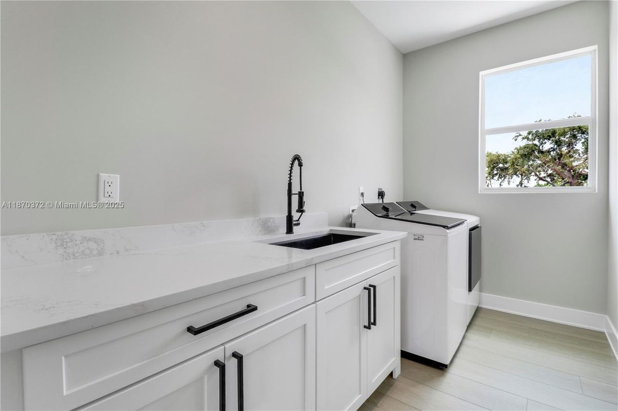 Interior, Washer, Wood Texture Flooring