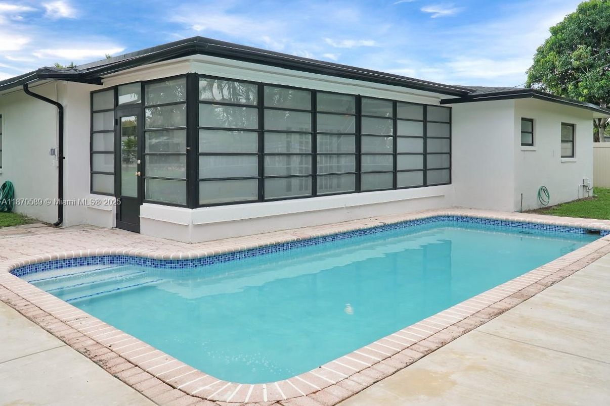 Exterior, Pool