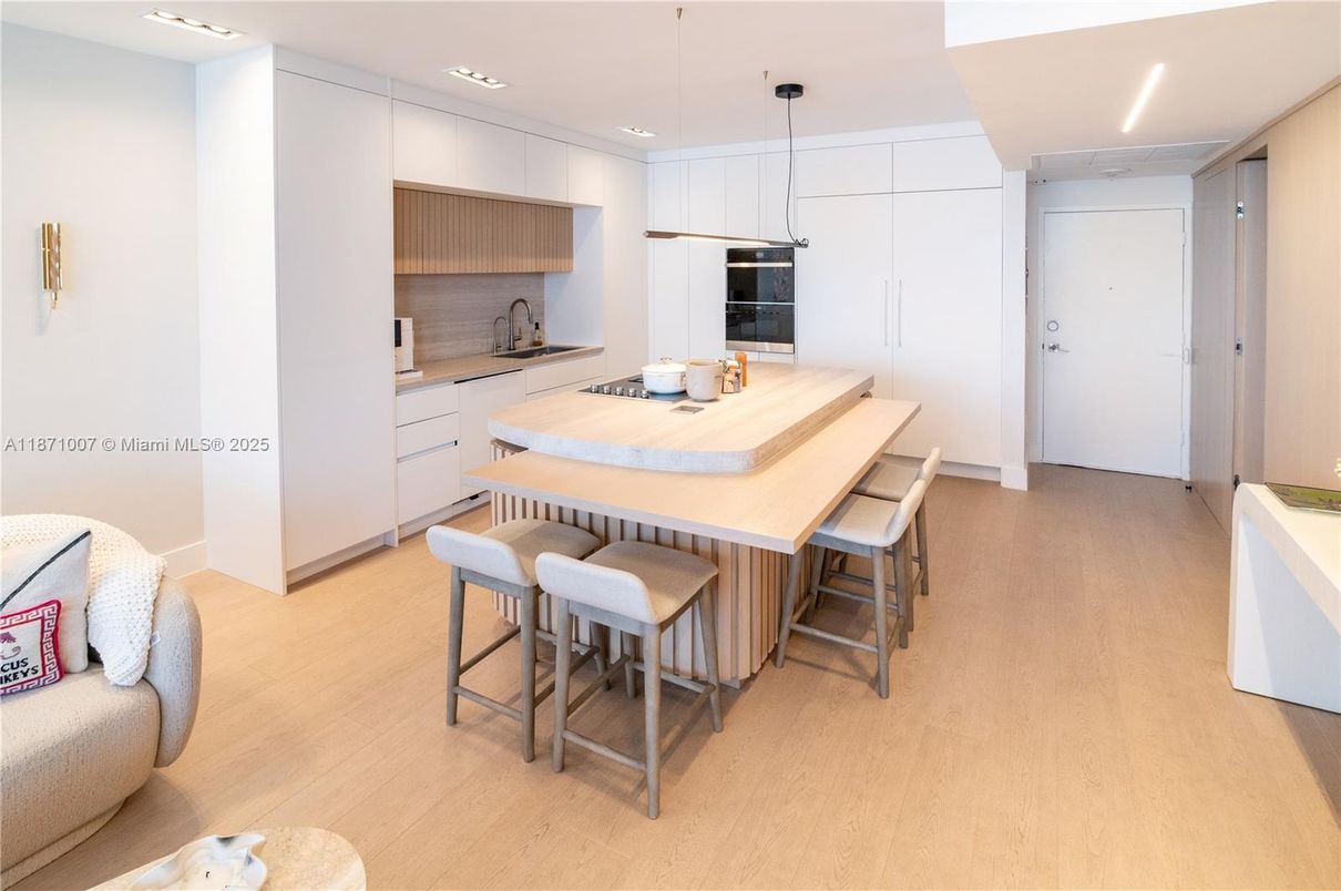 Dining room, Interior, Kitchen, Pendant Lights, Recessed Lighting, Wood Texture Flooring