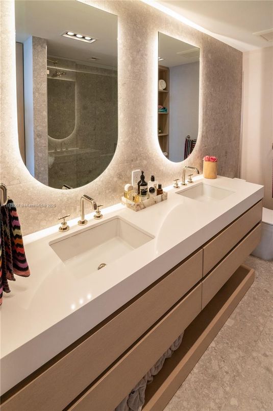 Bathroom, Dual Sink Vanities, Interior, Recessed Lighting