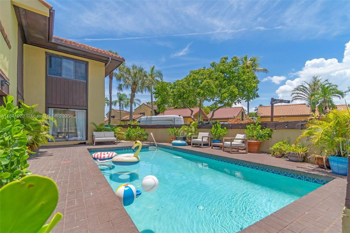 Exterior, Pool