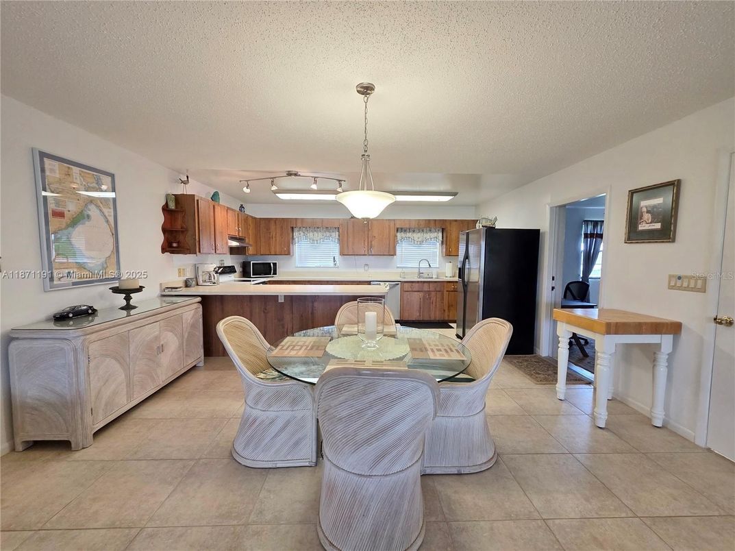 Dining room, Interior, Kitchen, Pendant Lights, Stainless Steel Appliances