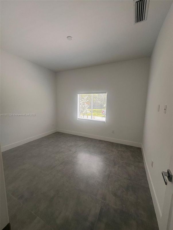 Empty room, Interior