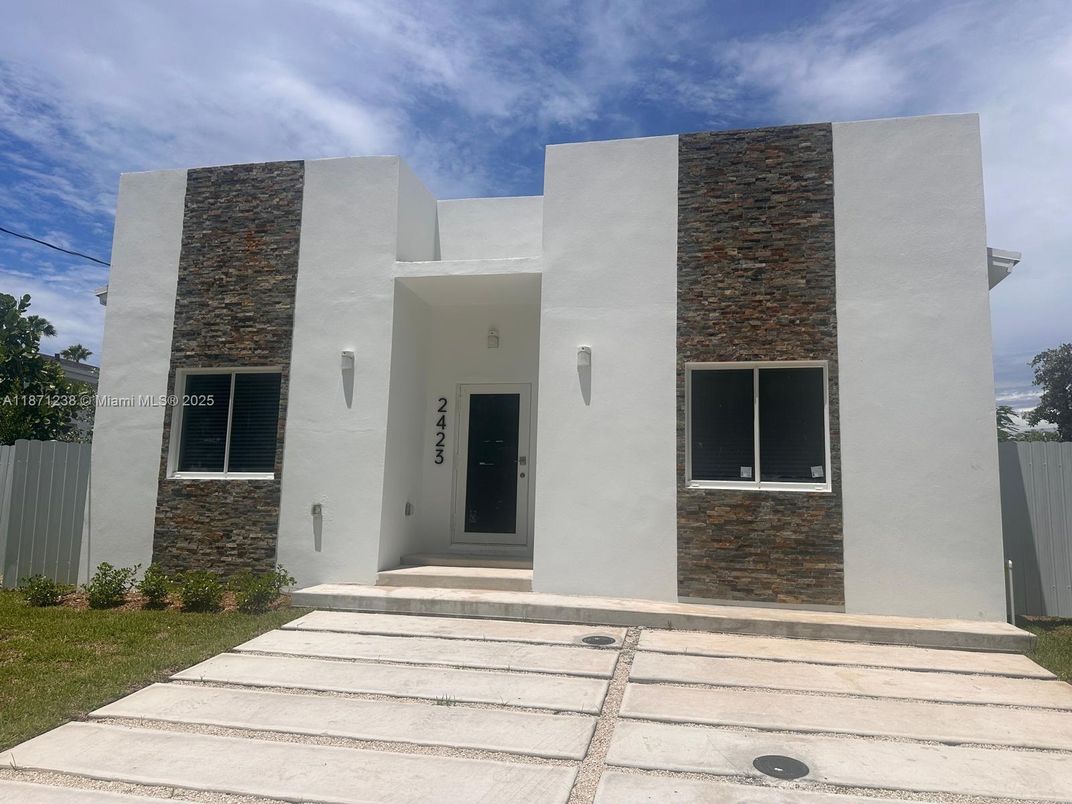 Exterior, Facade, Modern