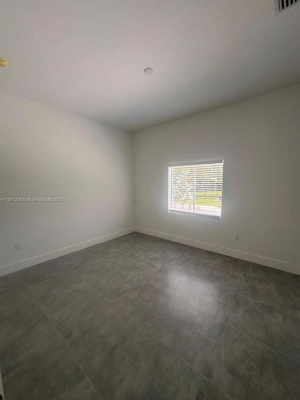 Empty room, Interior