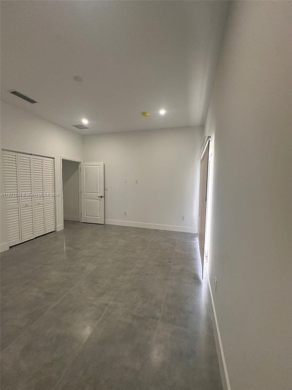 Empty room, Interior, Recessed Lighting