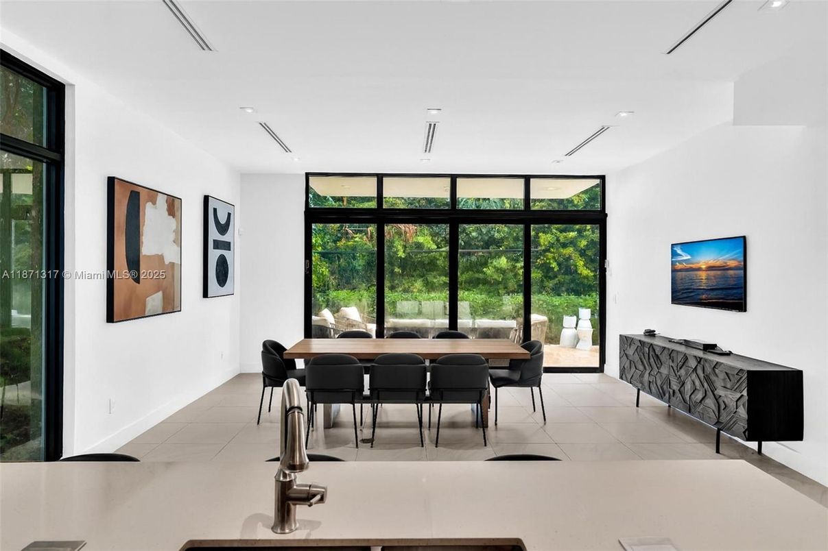 Dining room, Interior, Recessed Lighting
