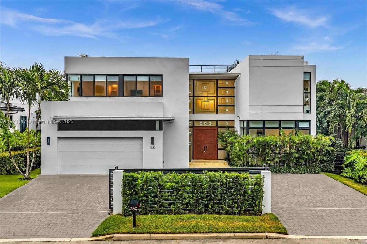 Attached, Exterior, Facade, Modern