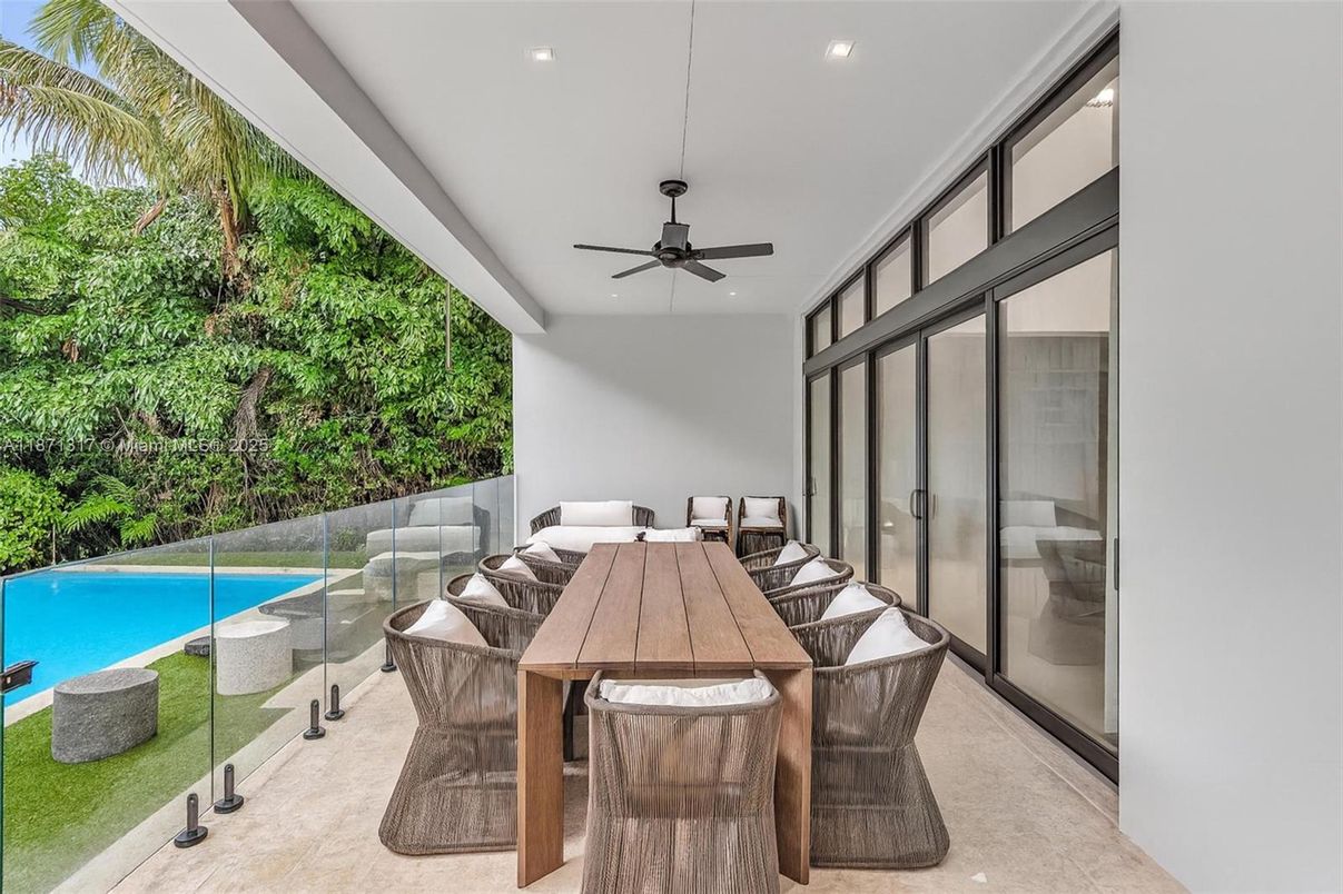 Dining room, Interior, Pool, Recessed Lighting