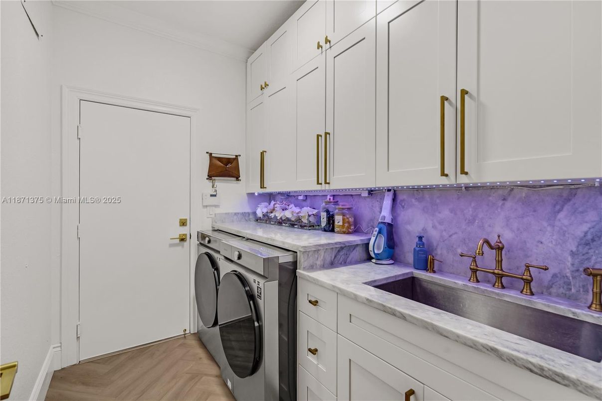 Interior, Washer, Wood Texture Flooring
