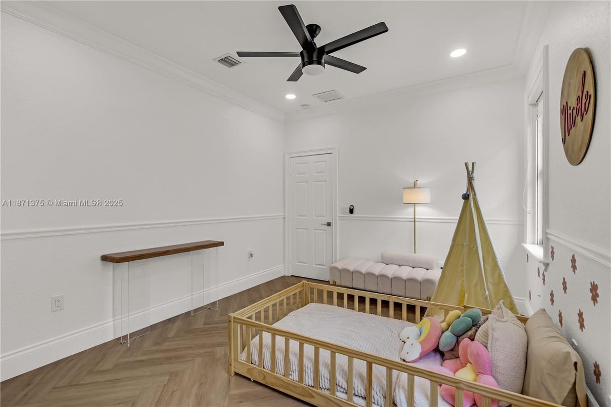 Interior, Recessed Lighting, Wood Texture Flooring