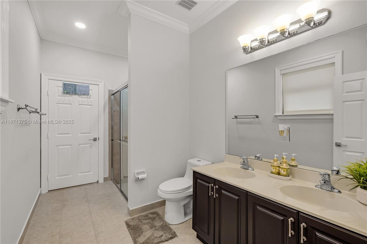 Bathroom, Dual Sink Vanities, Interior, Recessed Lighting