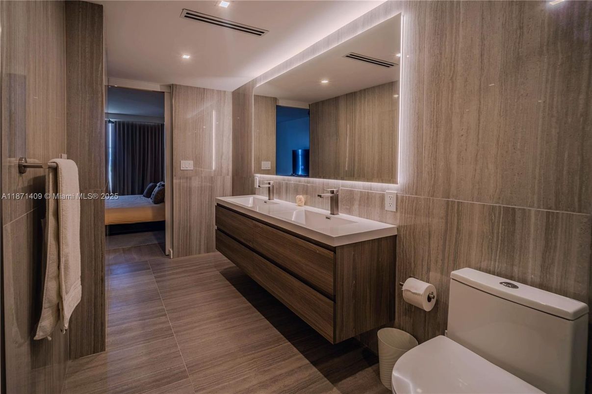 Bathroom, Dual Sink Vanities, Interior, Recessed Lighting