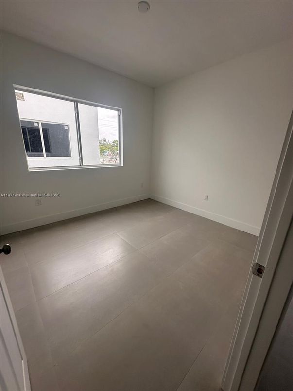 Empty room, Interior