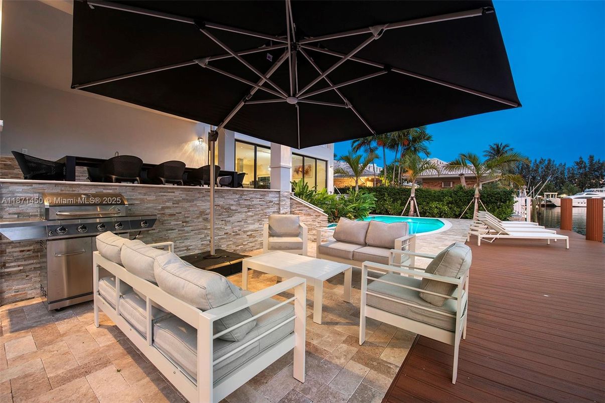 Exterior, Outdoor Kitchen, Pool