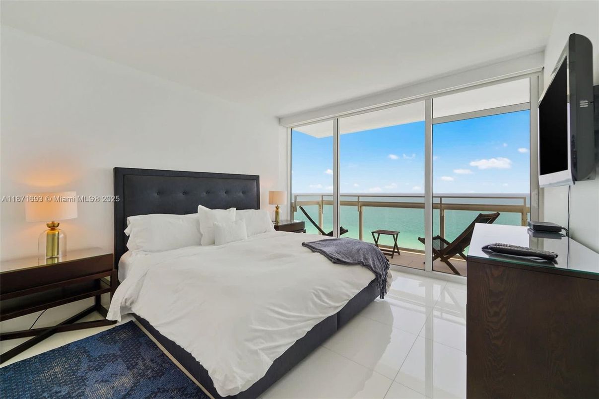 Bedroom, Interior, Water