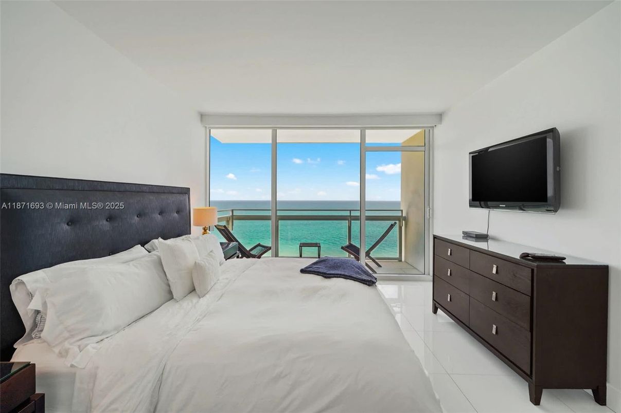 Bedroom, Interior, Water