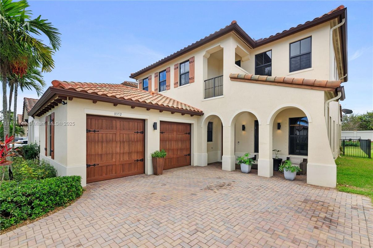 Attached, Exterior, Facade, Mediterranean