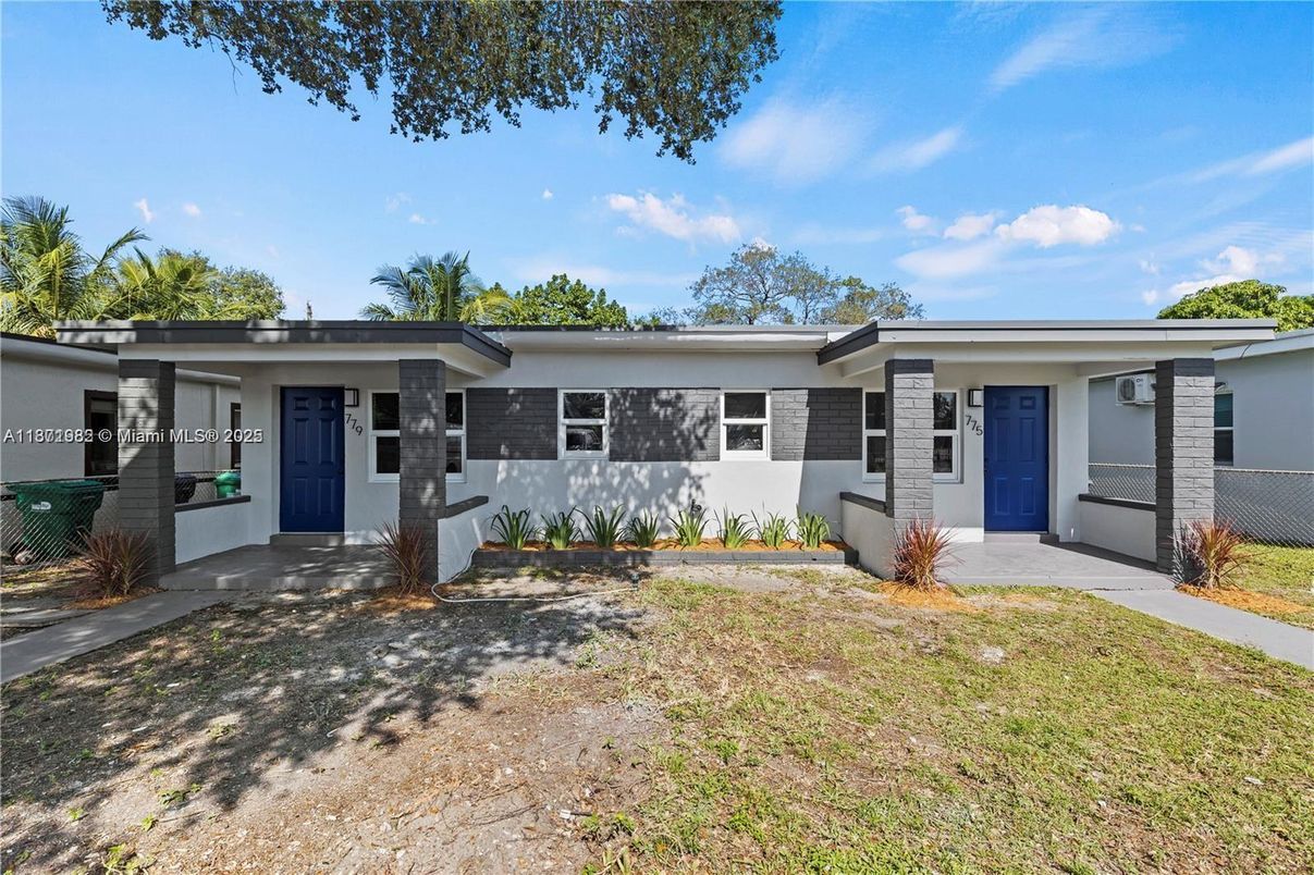 Exterior, Facade, Ranch