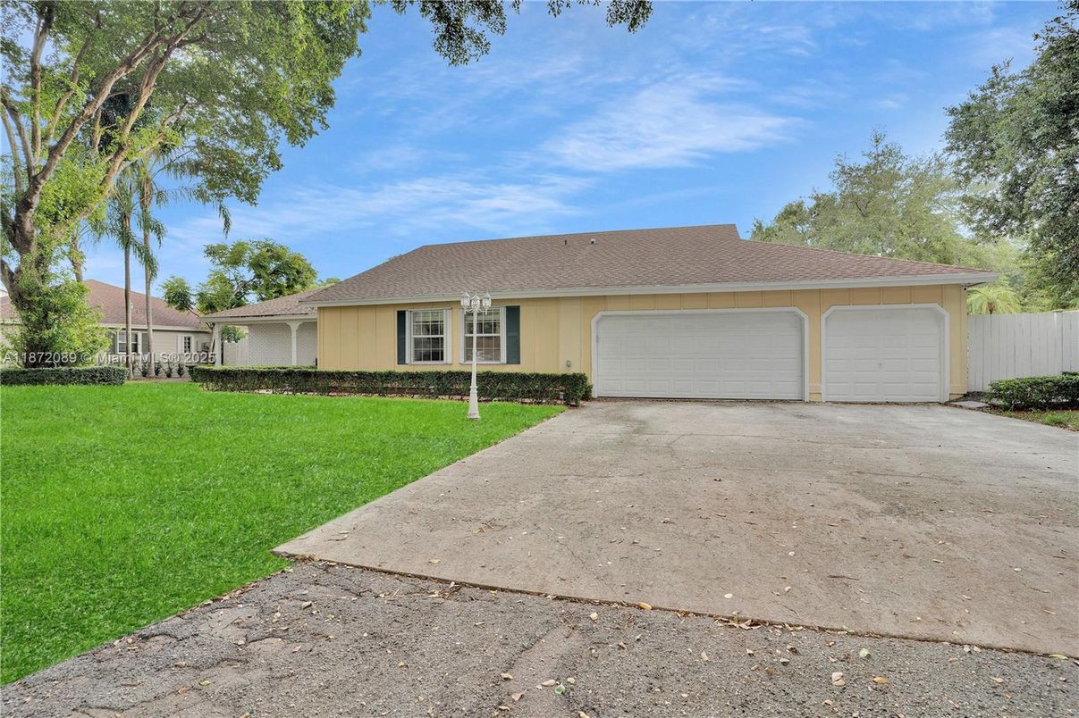 Attached, Exterior, Facade, Ranch