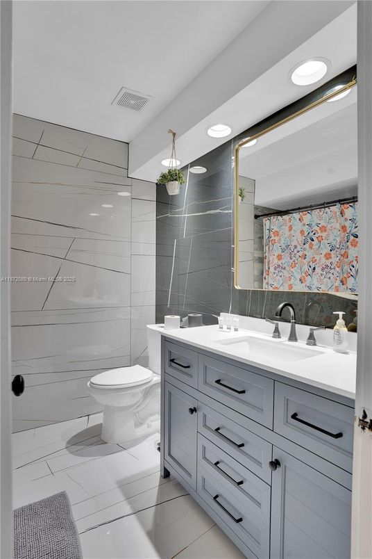 Bathroom, Dual Sink Vanities, Interior, Recessed Lighting