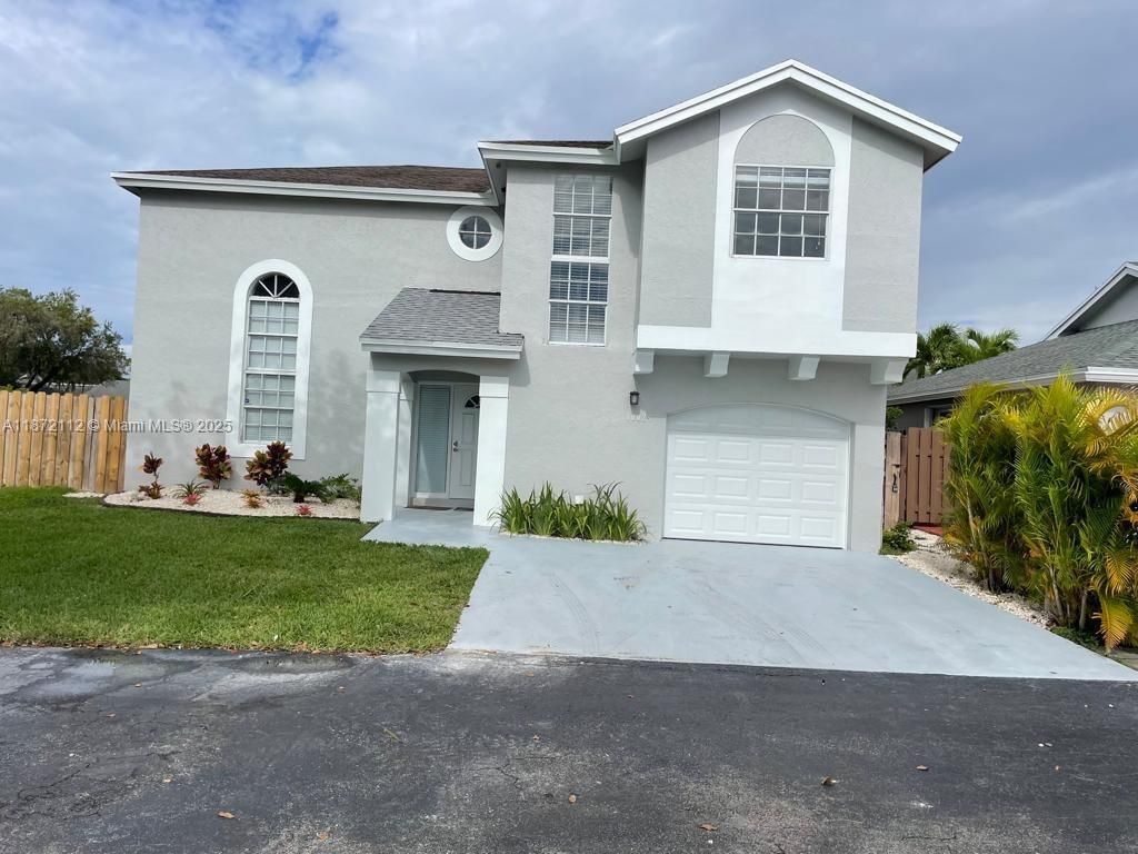 Attached, Exterior, Facade, Mediterranean