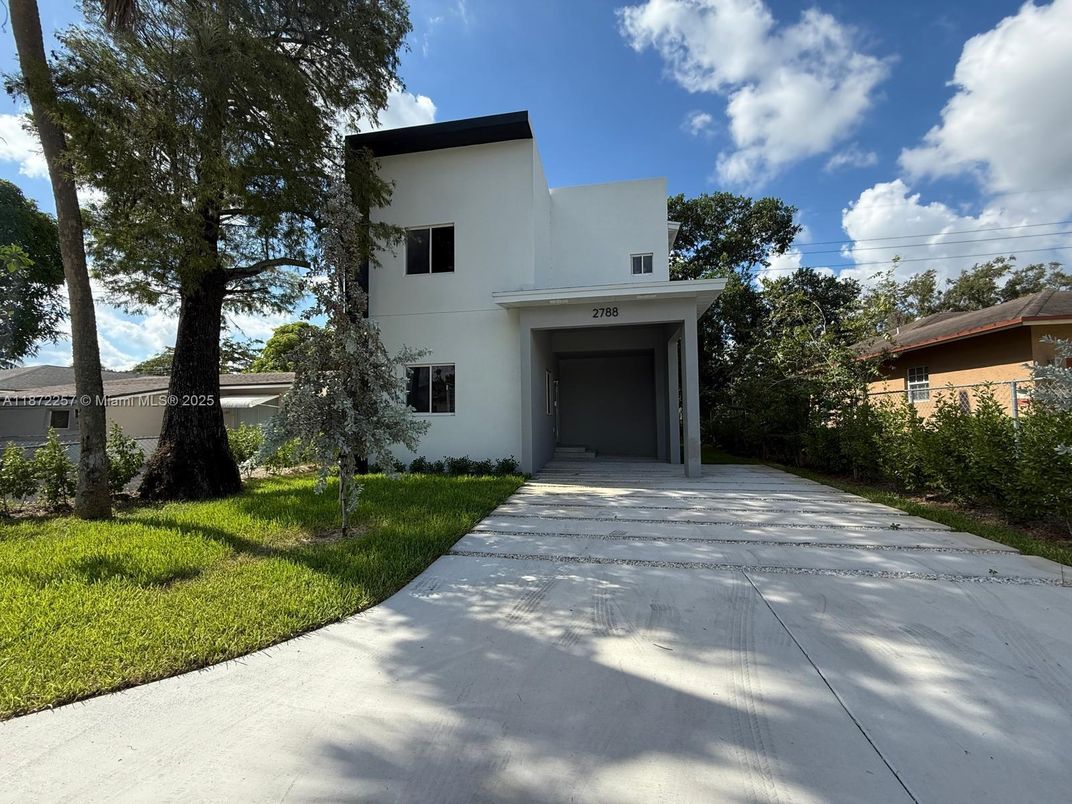 Attached, Backyard, Exterior, Facade, Modern