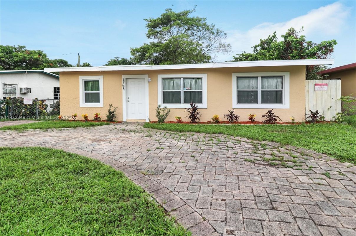 Exterior, Facade, Ranch