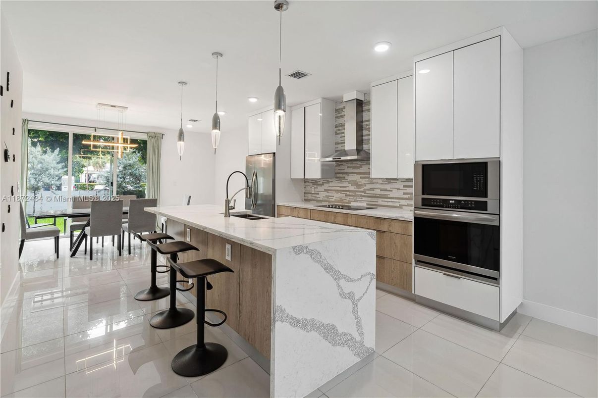 Dining room, Interior, Kitchen, Pendant Lights, Recessed Lighting, Stainless Steel Appliances