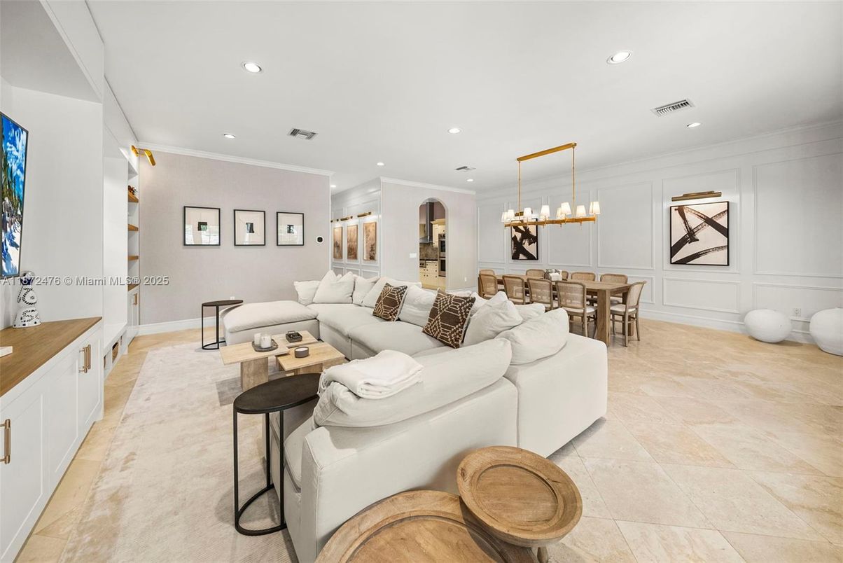 Dining room, Interior, Living room, Pendant Lights, Recessed Lighting