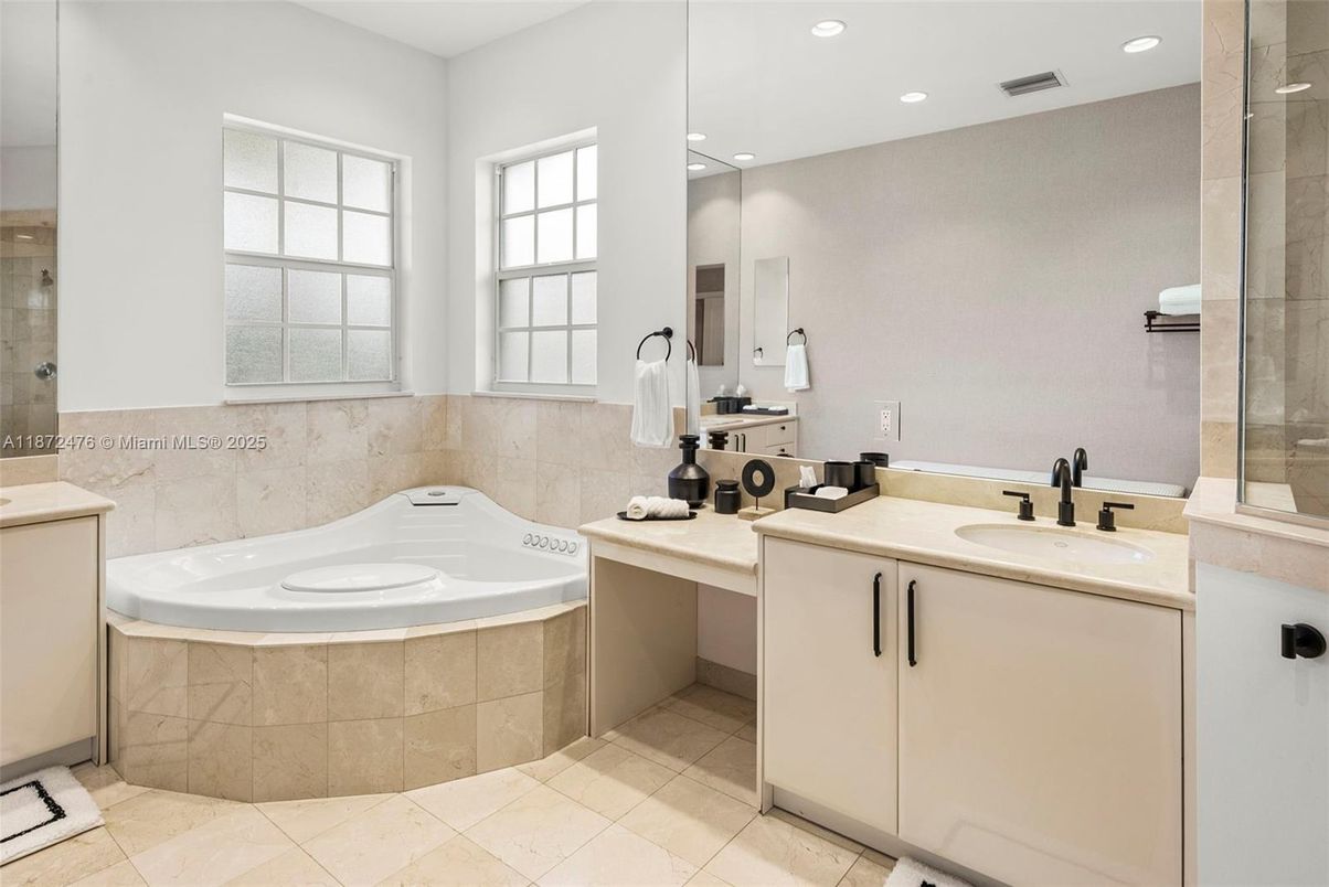 Bathroom, Dual Sink Vanities, Interior, Recessed Lighting
