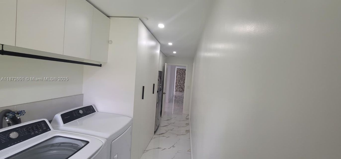 Interior, Marble, Recessed Lighting, Washer