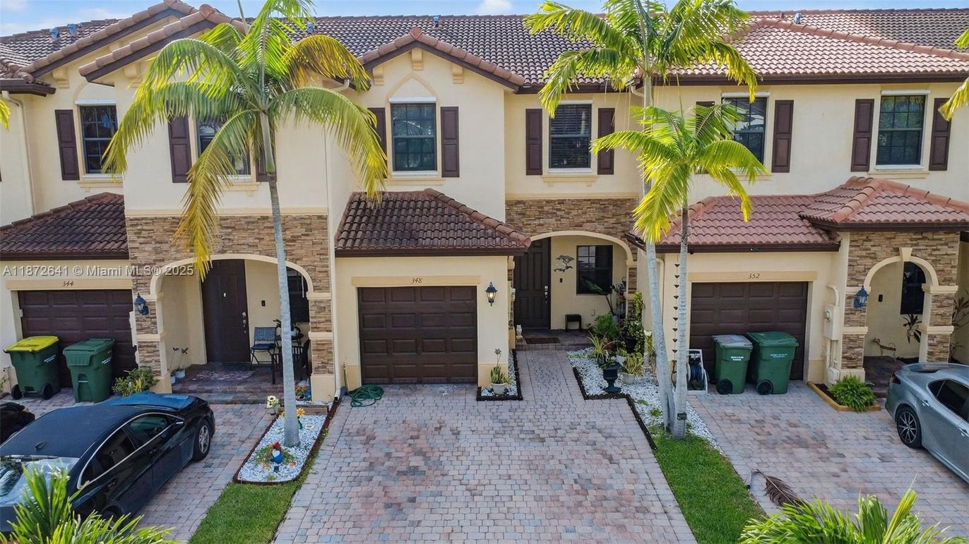 Attached, Exterior, Facade, Mediterranean