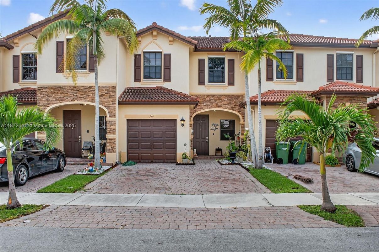 Attached, Exterior, Facade, Mediterranean