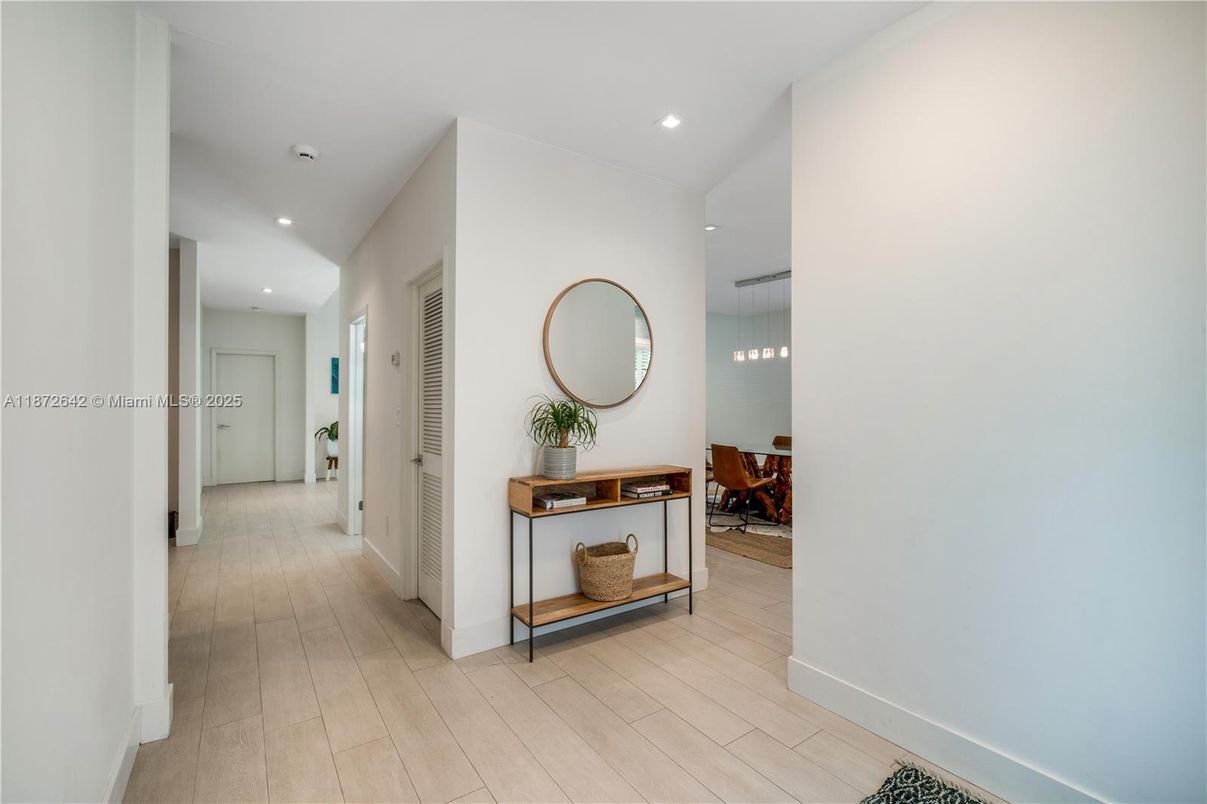 Interior, Pendant Lights, Recessed Lighting, Wood Texture Flooring