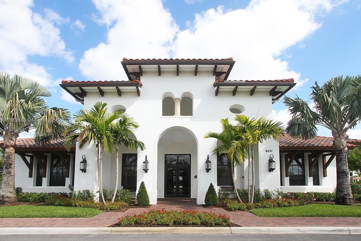Exterior, Facade, Spanish Mediterranean