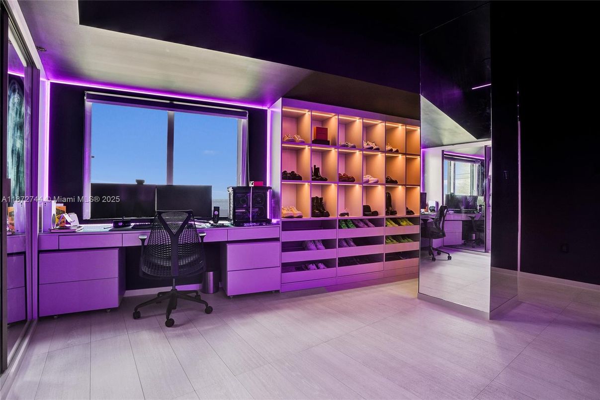 Home Office, Interior