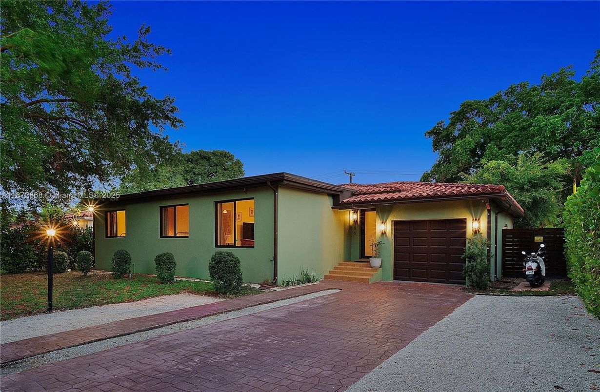 Attached, Exterior, Facade, Spanish Mediterranean