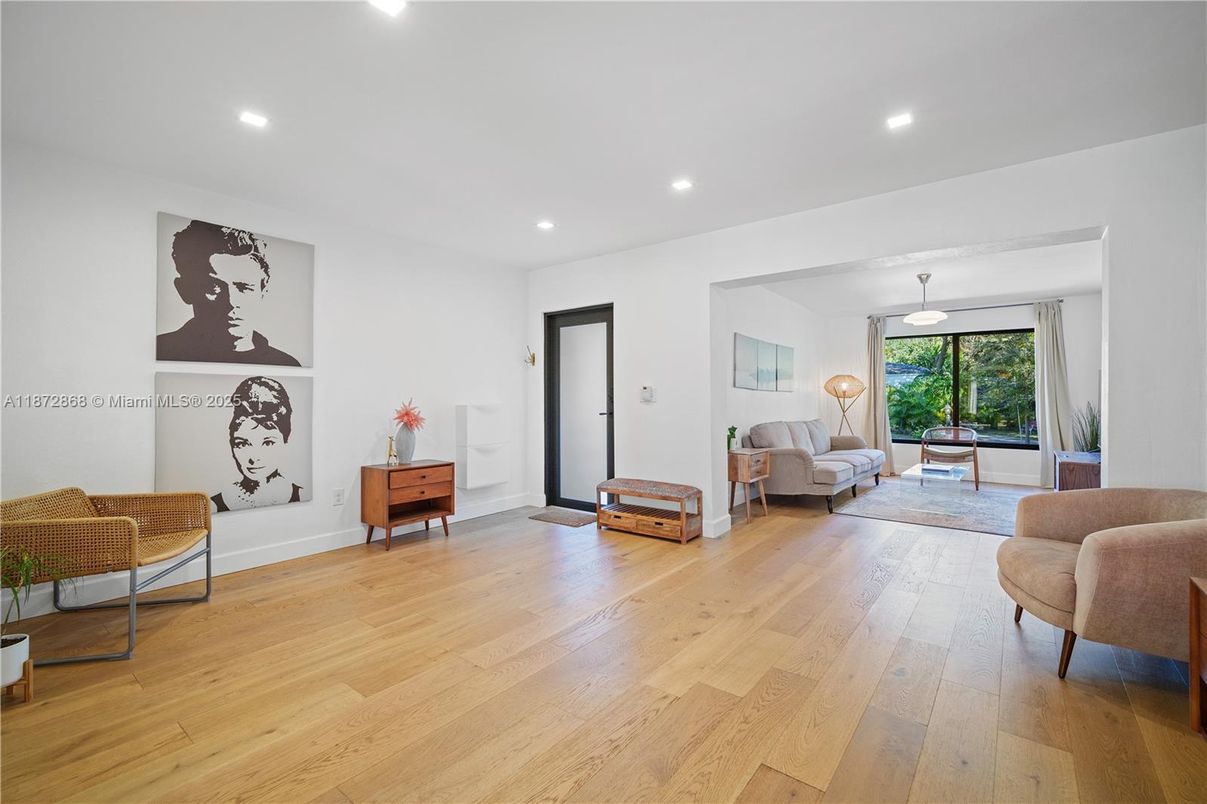 Interior, Living room, Pendant Lights, Recessed Lighting, Wood Texture Flooring
