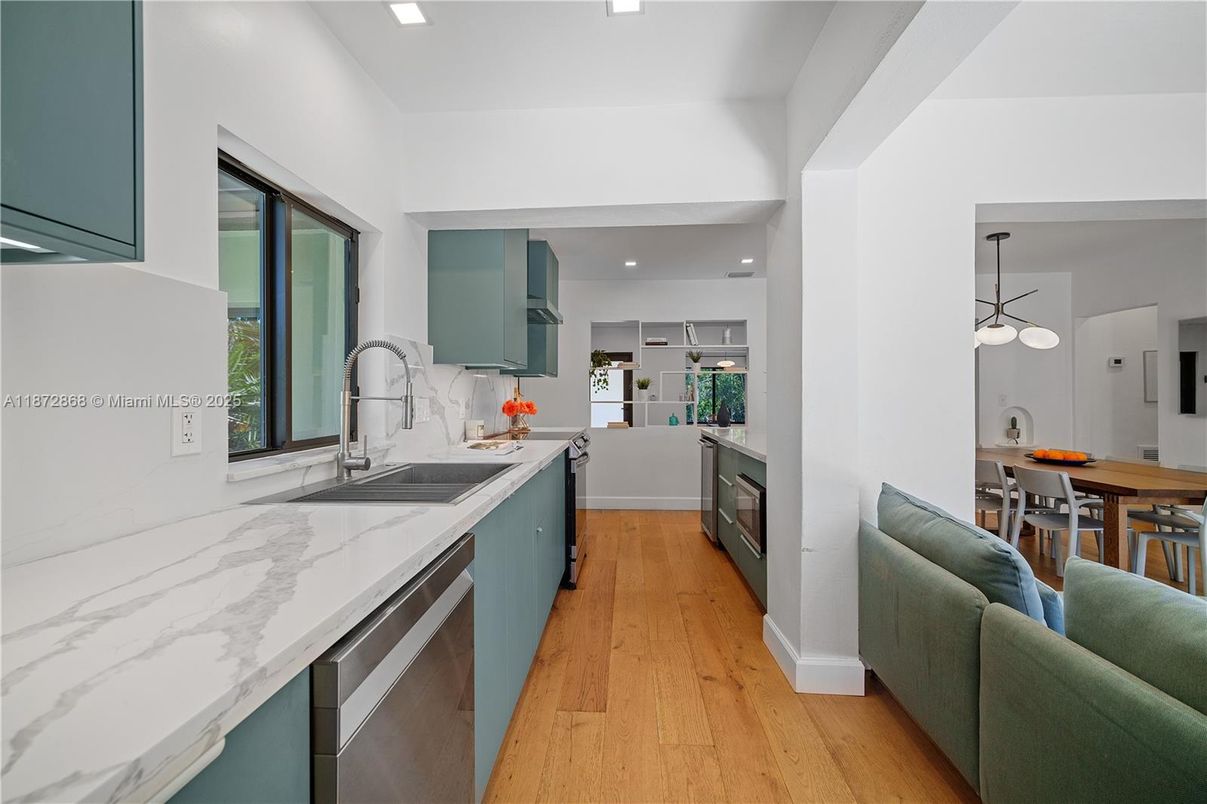 Dining room, Interior, Kitchen, Pendant Lights, Recessed Lighting, Stainless Steel Appliances, Wood Texture Flooring