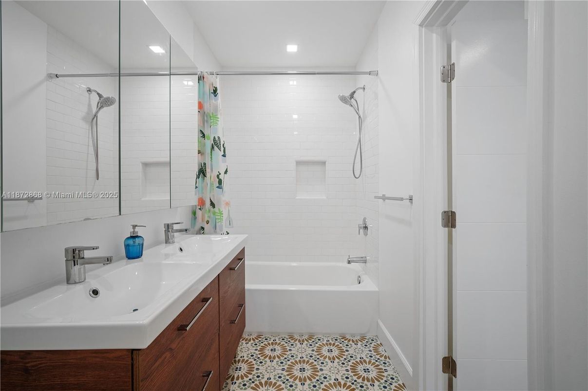 Bathroom, Dual Sink Vanities, Interior, Recessed Lighting