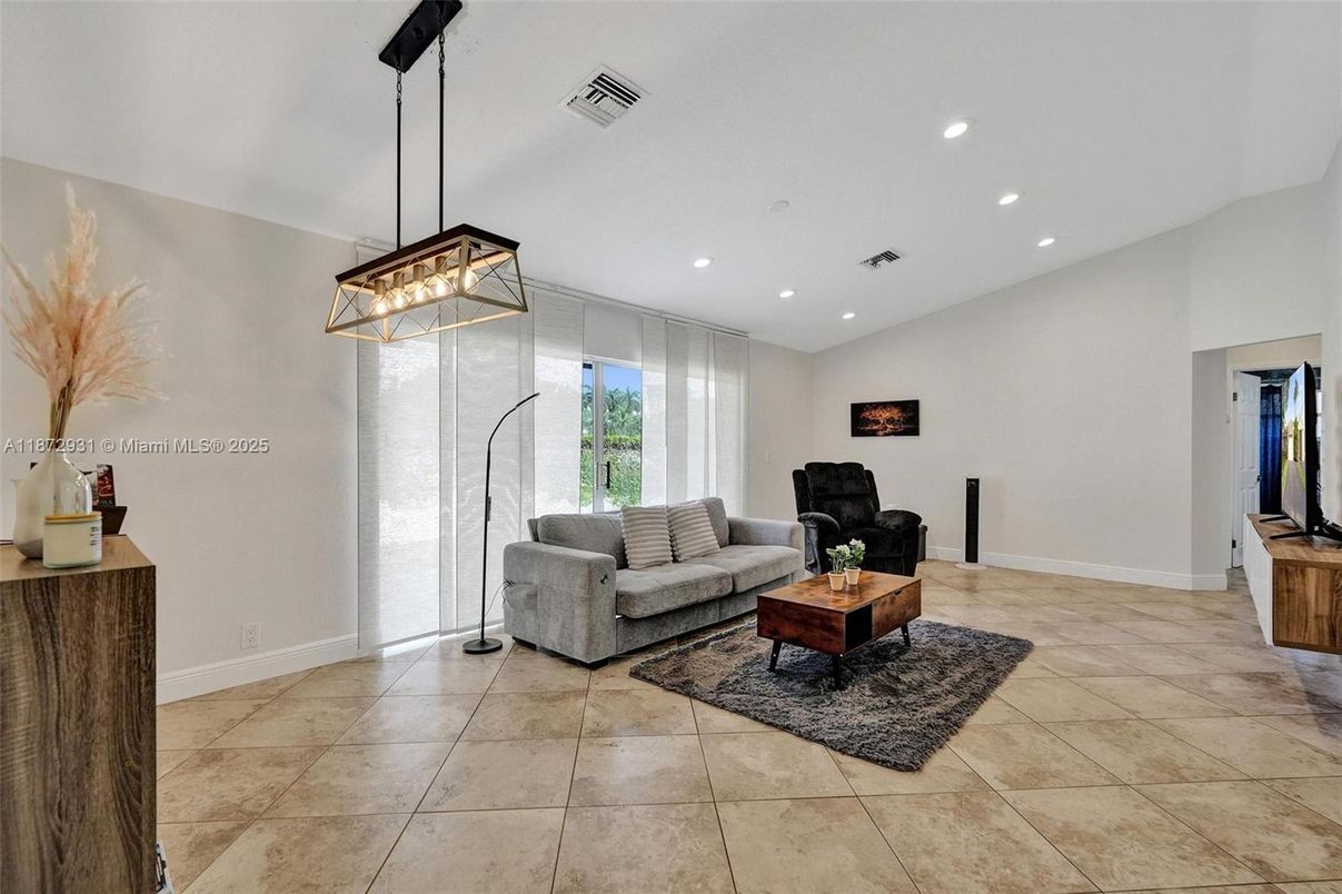 Interior, Living room, Pendant Lights, Recessed Lighting
