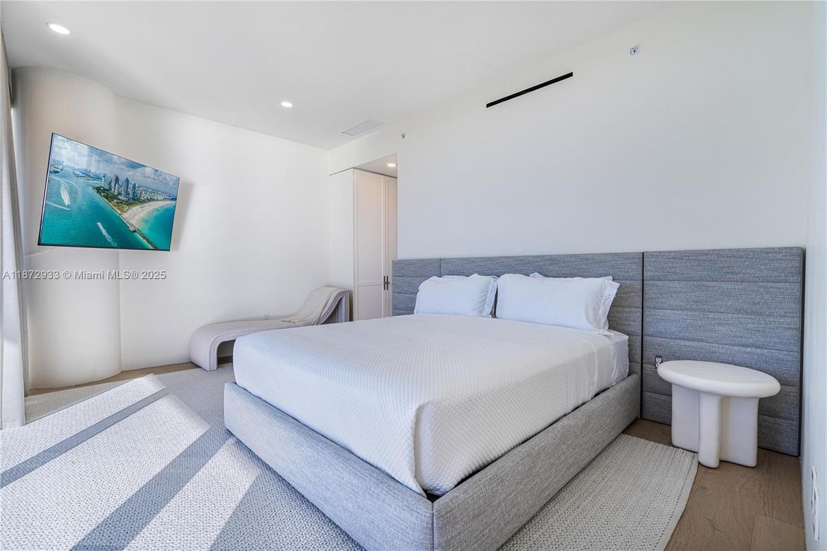 Bedroom, Interior, Recessed Lighting, Water