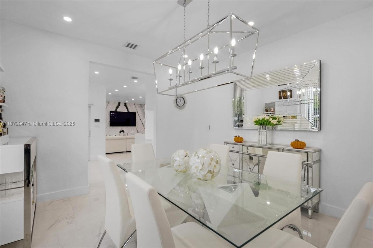 Dining room, Interior, Kitchen, Marble, Pendant Lights, Recessed Lighting