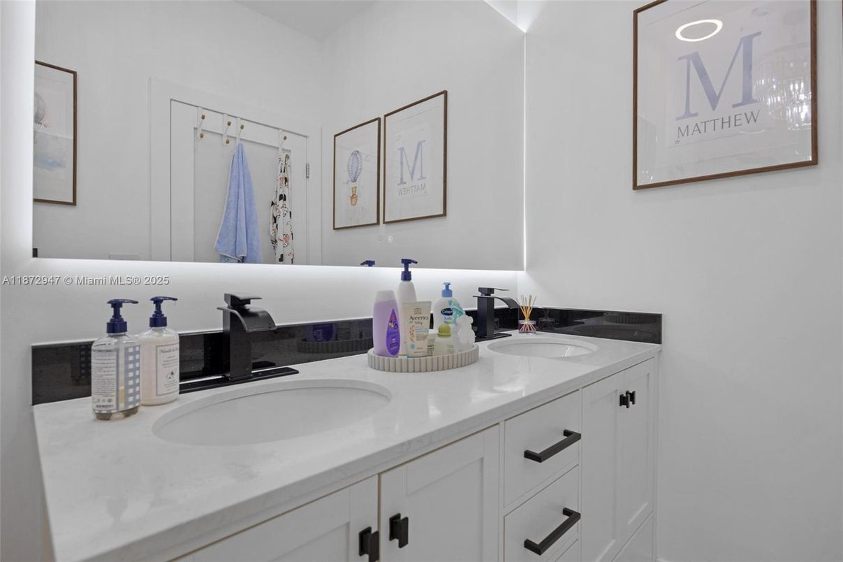 Bathroom, Dual Sink Vanities, Interior